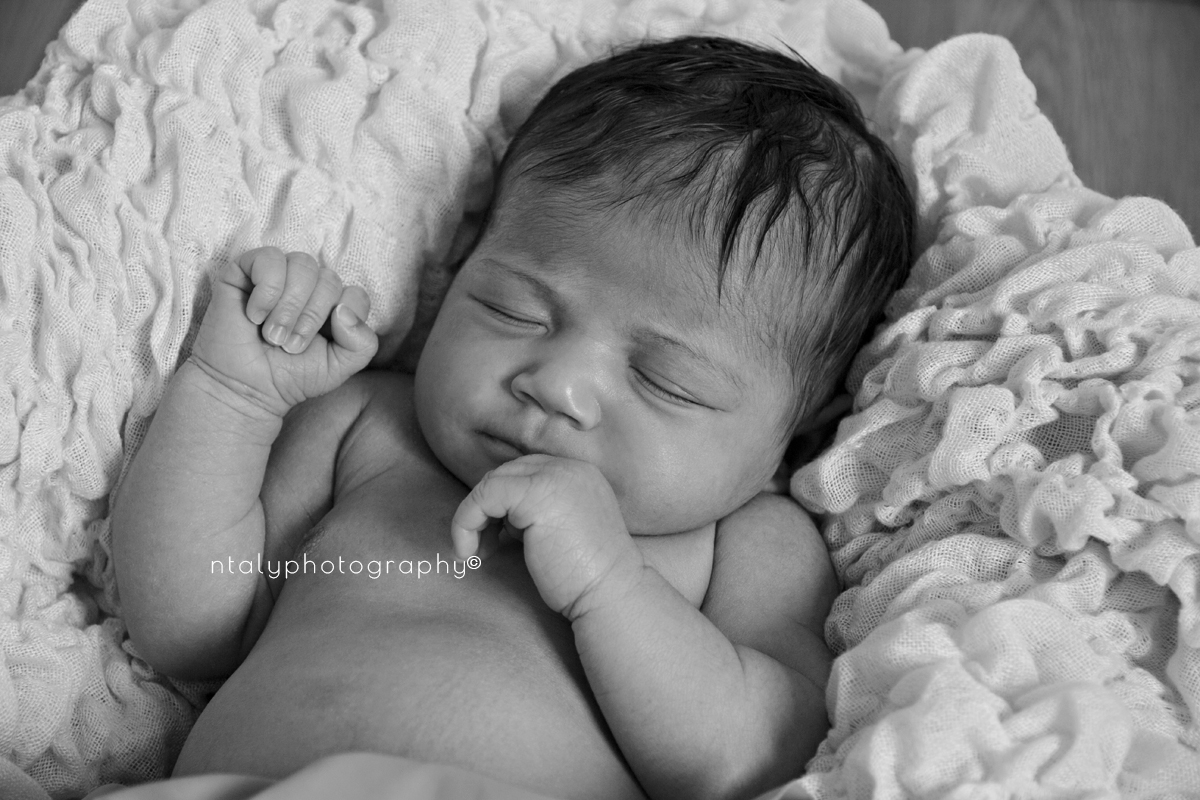 photo noir et blanc nouveau né bébé fille cocon