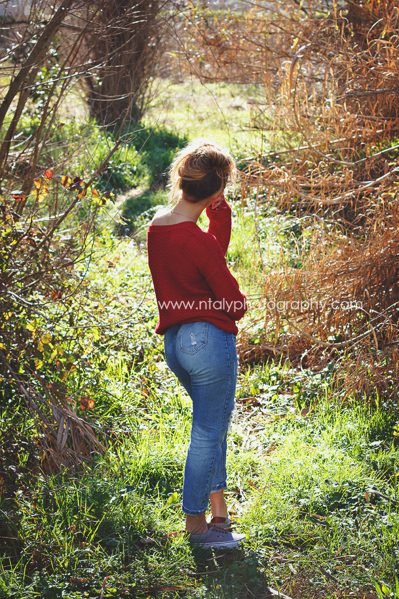 jeune femme pull rouge années 80