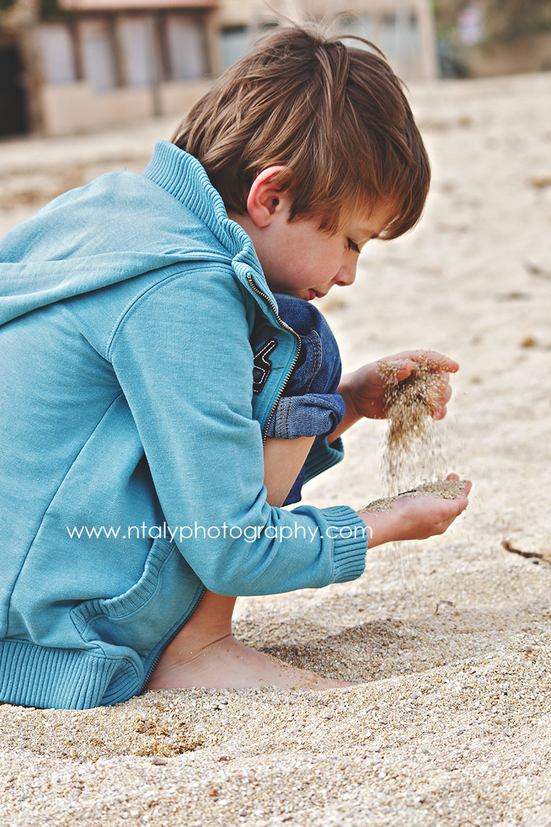 enfant joue sable plage