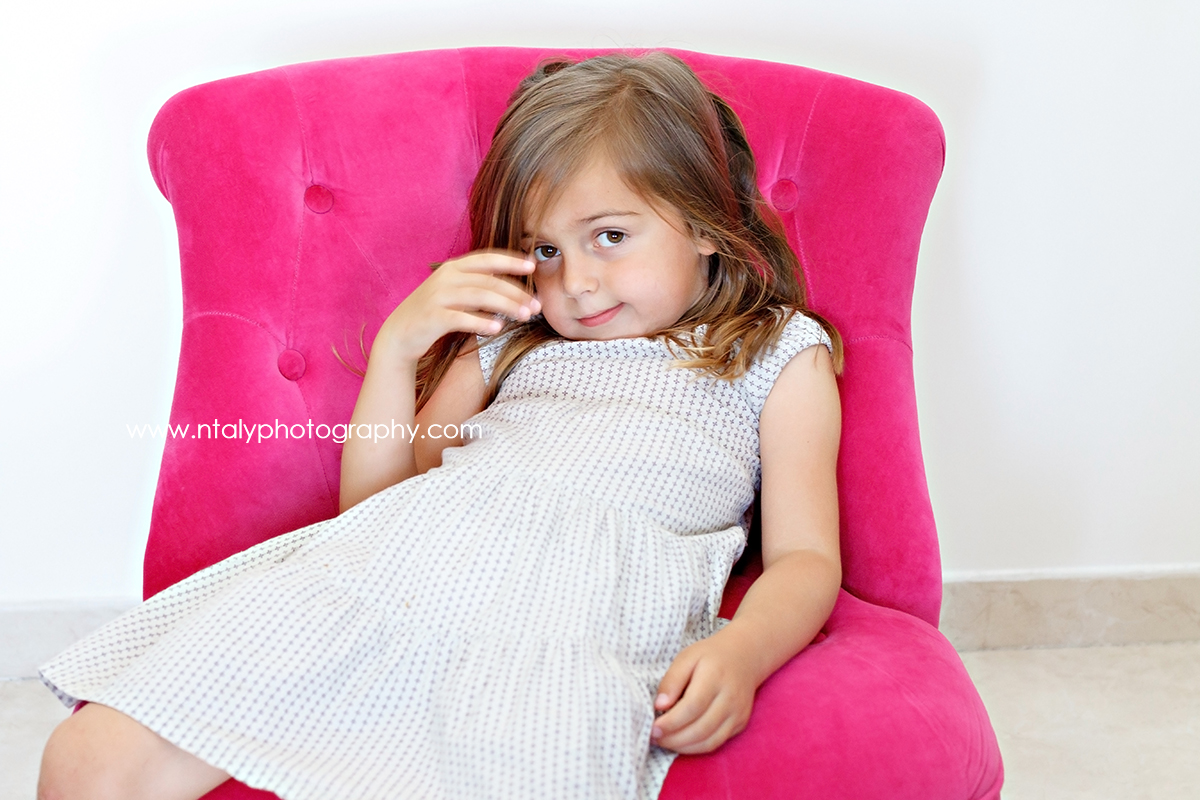 petite fille princesse fauteuil rose