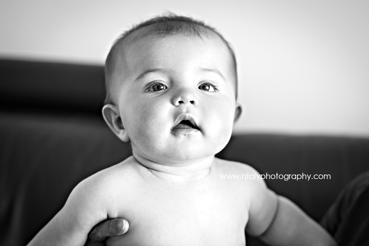 photo noir et blanc fillette 6 mois bebe