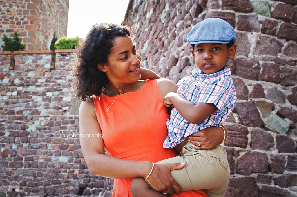 enfant dans les bras maman