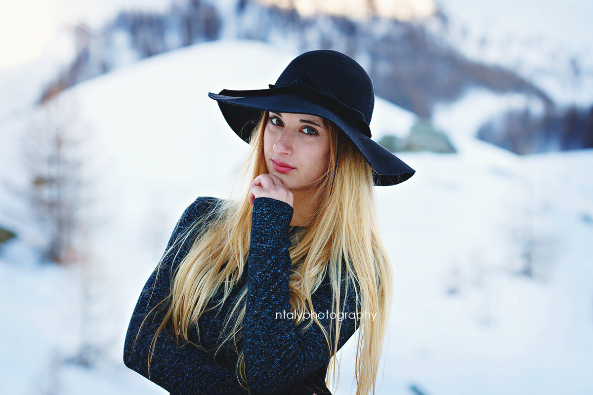jeune femme blonde neige montagne