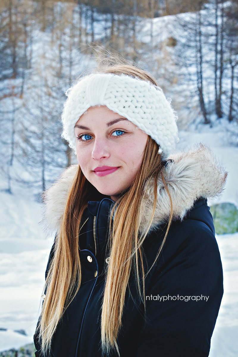 jeune femme blonde hiver neige